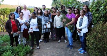 Agricultoras trocam experiências sobre plantas medicinais com professor da UFJF