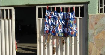 CTA-ZM e torcida organizada Máfia Azul de Viçosa distribuem roupas nos bairros Nova Viçosa e Buieié