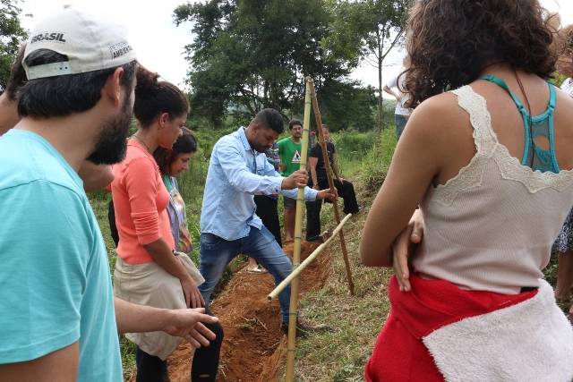 O curso ensinou na práticas as técnicas de plantio de água. O terraceamento em curva de nível foi uma delas. 